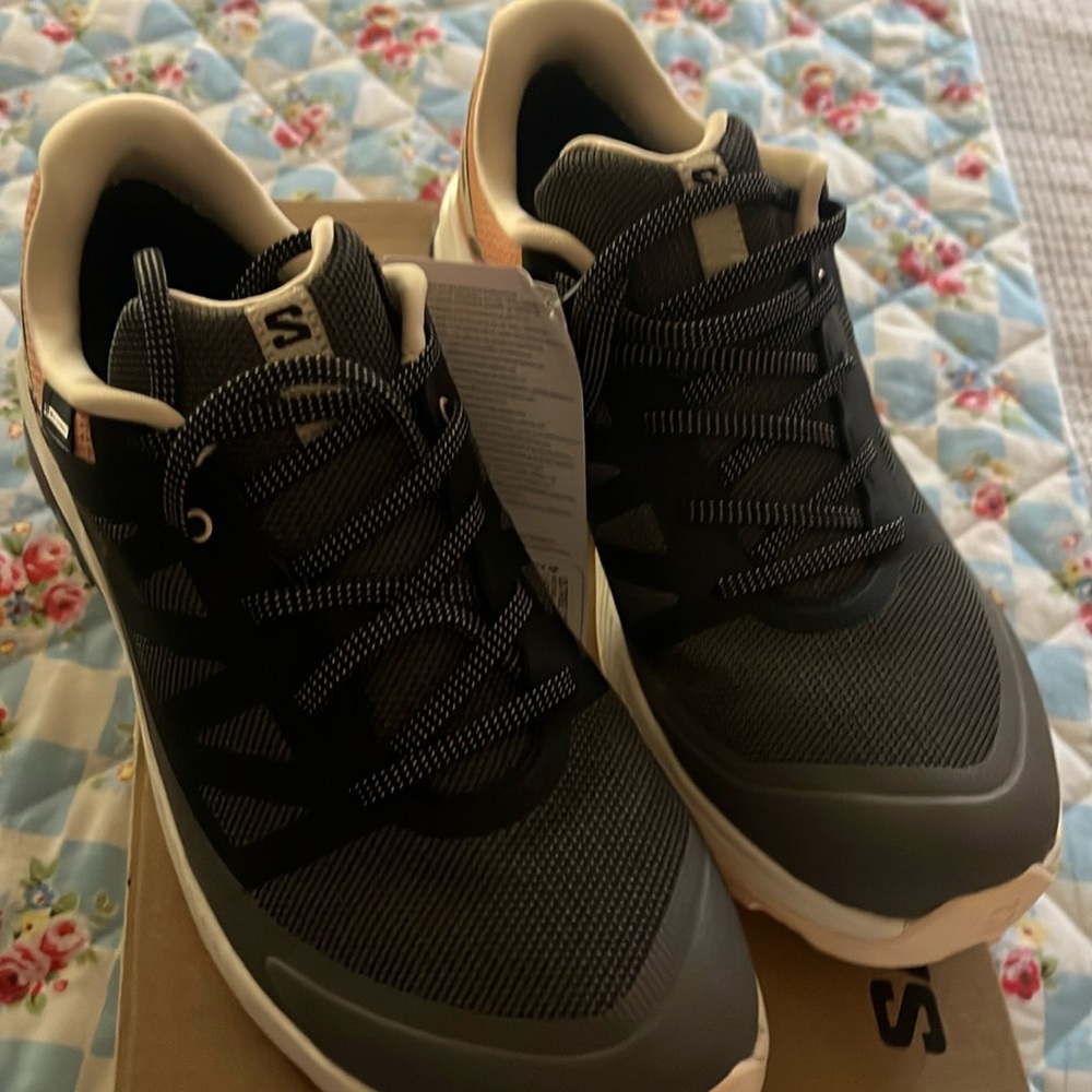 NWT Salomon outrise shoes